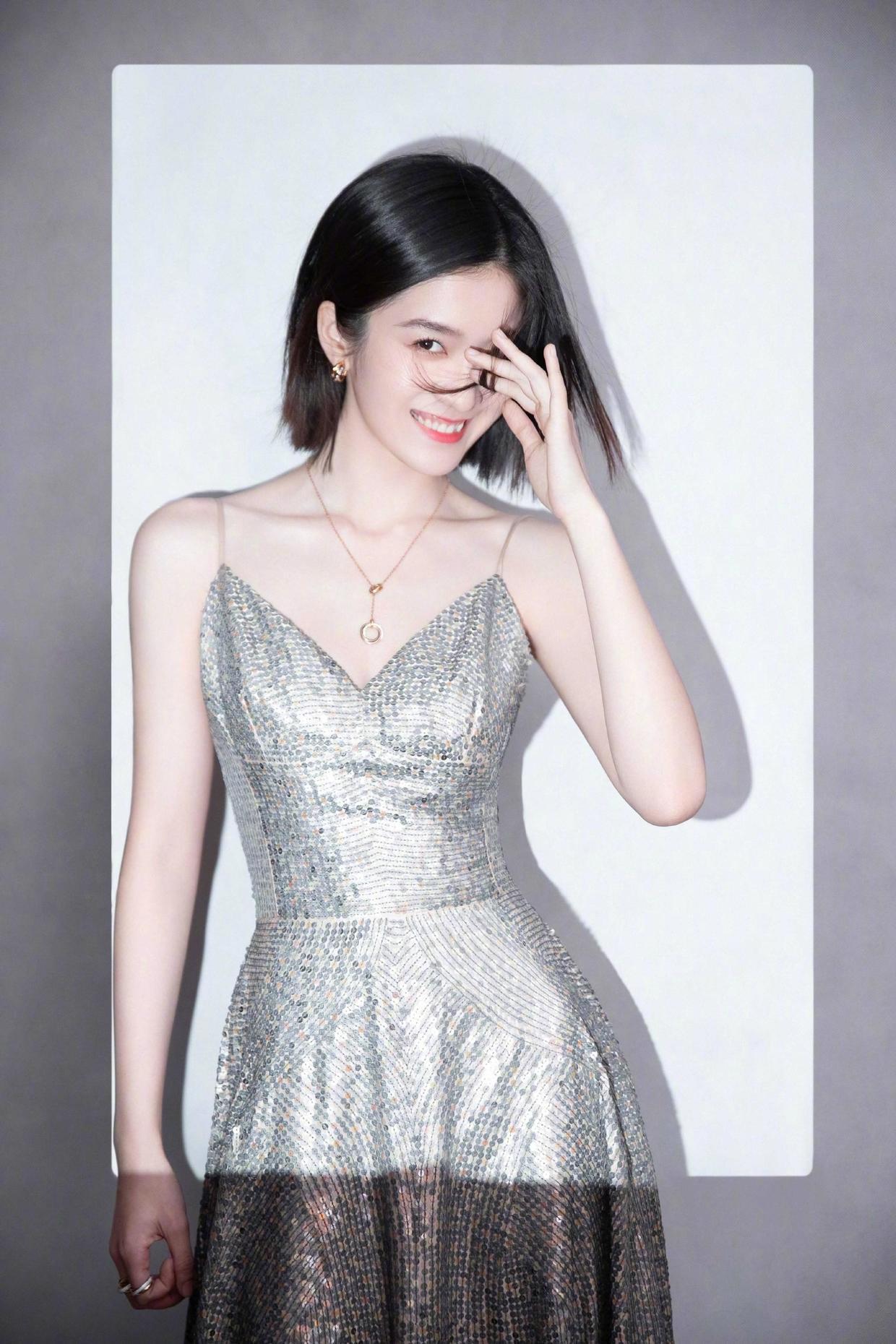 57岁的章小蕙对身材够“自信”,穿吊带连衣裙饱满丰盈,高级优雅