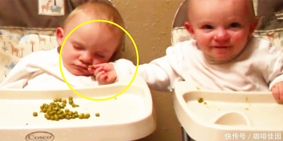 哥哥|双胞胎哥哥看弟弟睡着了,赶紧偷吃他的饭,得意的小表情爸妈笑喷