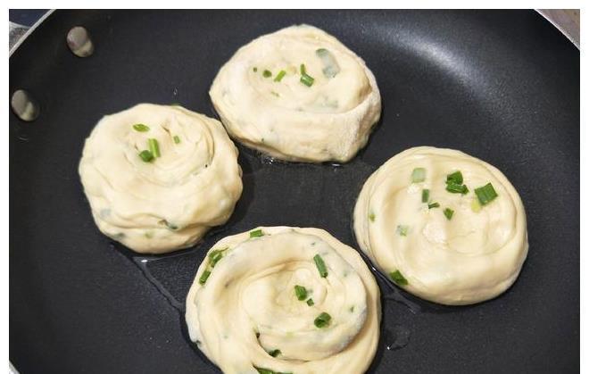 酥脆|葱花饼，学会这个简单做法，外酥里软，个个酥脆又起层