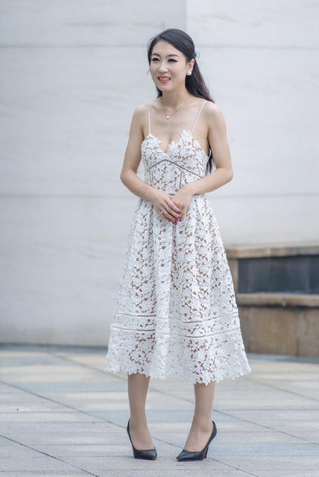 街拍:艳冶柔媚的小美女,白色短袖配卡其色半身裙,时尚气质