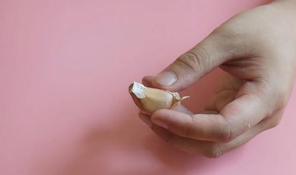 打火机|大蒜用打火机烤一下,没想到还有这个妙用,学到就是赚到