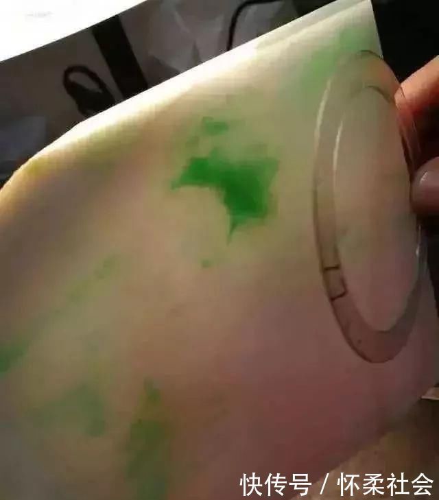 赌石|疯狂赌石,20万入手的木那翡翠原石,一刀切涨近千万