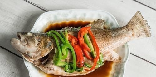 做清蒸鱼，别再用料酒去腥了，改用它，肉又鲜又嫩，没一点腥味