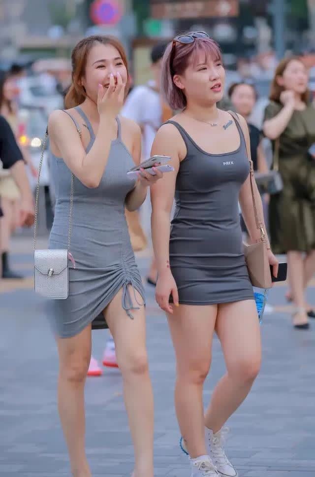 灰色 美女完美驾驭灰色包裙, 穿着性感, 展示出美腿