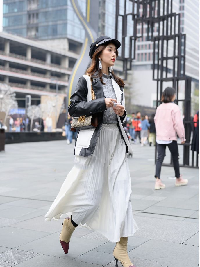 街拍：美女黑色大T恤搭配短裤，身材娇小可人，唯美大气