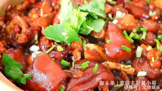 炖猪蹄时,不可直接放盐,多加一味料,猪肉软烂香味入骨