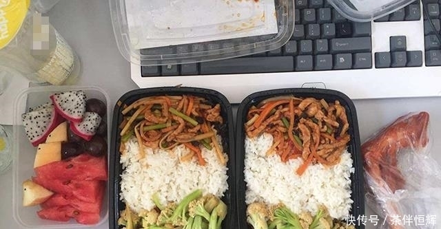 嘴馋|孕妈嘴馋偷吃炸鸡,被婆婆发现后挨骂,孕期真该“戒掉”这些行为