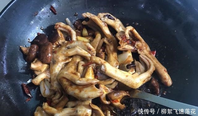  1斤50的卤鸭掌，好吃吃不起，学会做卤汁，就花个鲜鸭掌的钱