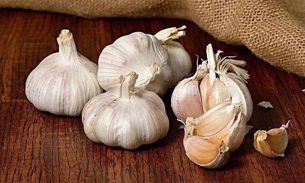 咳嗽|感冒只需一粒蒜,这样用能解救咳嗽与咽痒,全家适用!