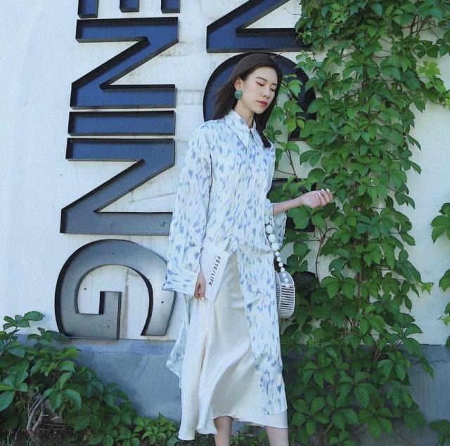 搭配 今夏流行的“米色半身裙”,搭配这几款上衣,温柔大气不说还高级!