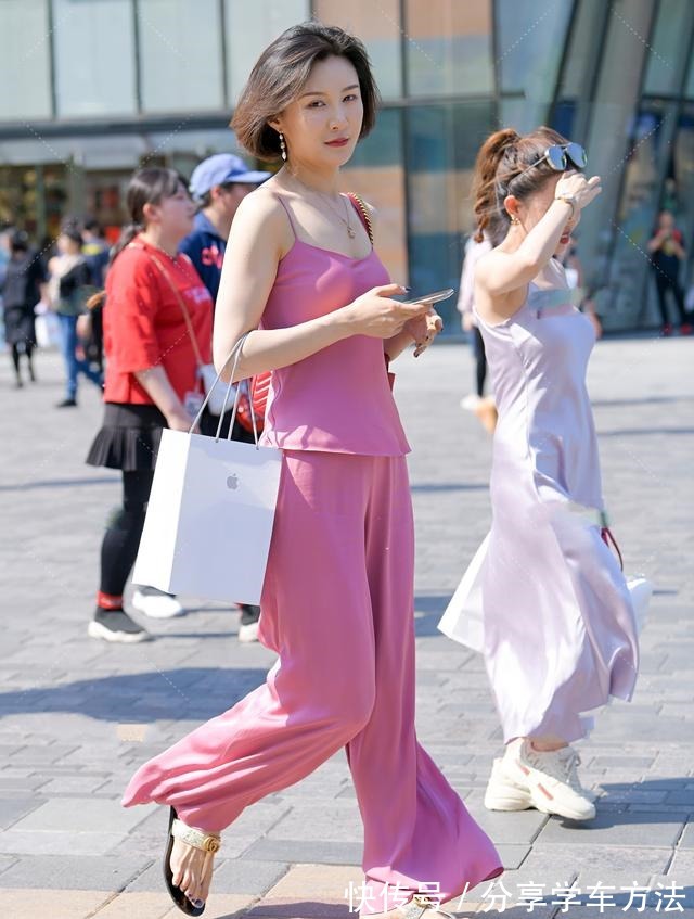 面料 玫红色丝质套装，简单大方，清爽自在的轻奢居家风穿搭！