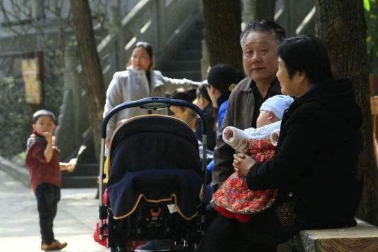 老人|奶奶赌气丢下孙子，一分钟时间，奶奶赢了，可再也找不到孩子了