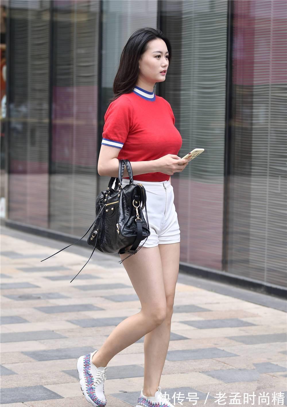 高跟鞋|白色修身短裤, 搭配红色半袖, 穿出朝气和活力
