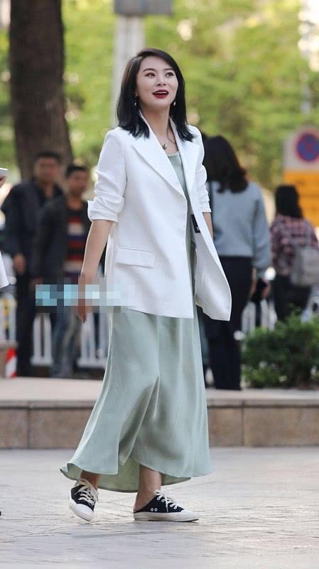 街拍:时尚姐妹花,简洁搭配帅气大方,优美身姿优雅不凡