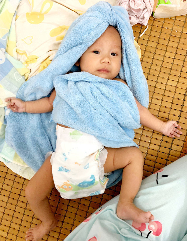 小宝宝|夏天宝宝洗澡五个常识四个步骤,“正确洗”宝宝舒爽还不长痱子