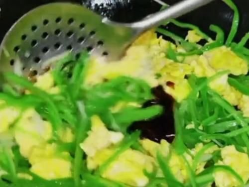 青椒炒鸡蛋很多人第一步就错了，教你几个小技巧，青椒鲜香超下饭