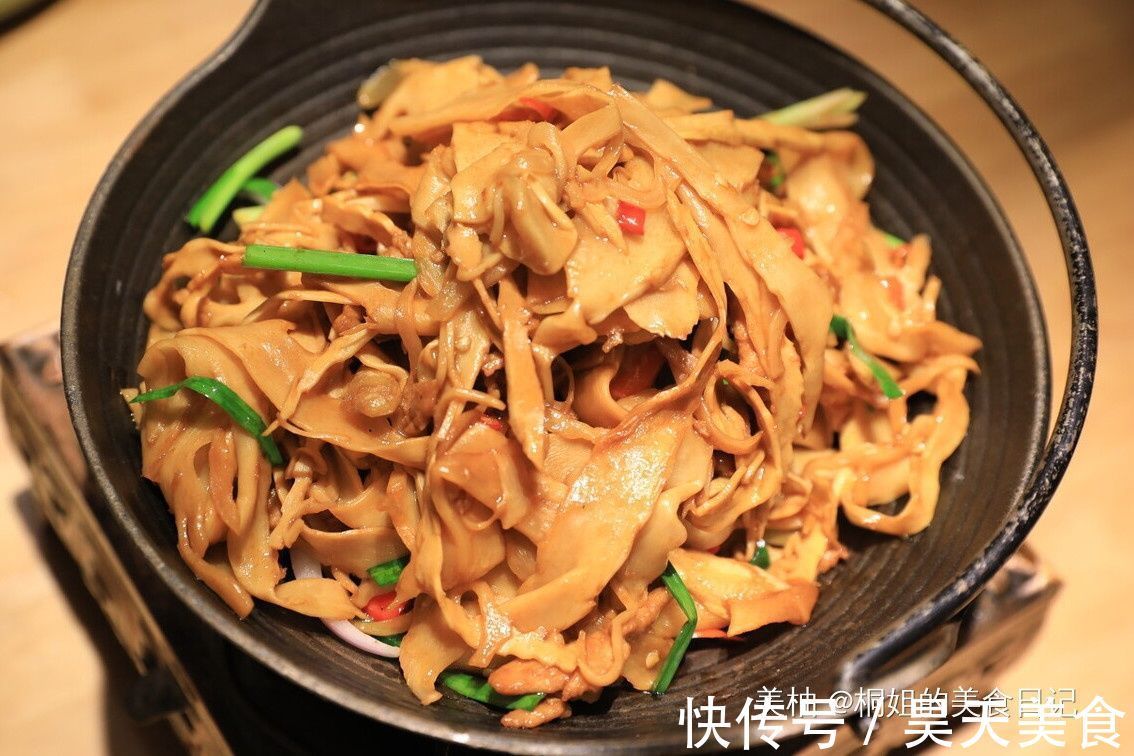 笋干直接放在水里泡？难怪很硬很难嚼，教你正确做法，鲜嫩又好吃