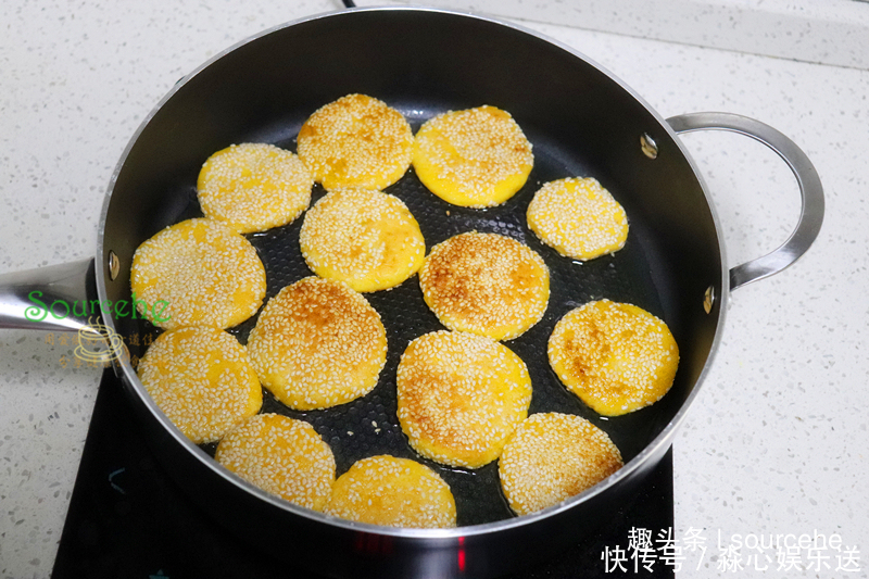 外酥|做南瓜饼时加点芝麻,外酥里软,软软糯糯,香味醇厚,老小爱吃