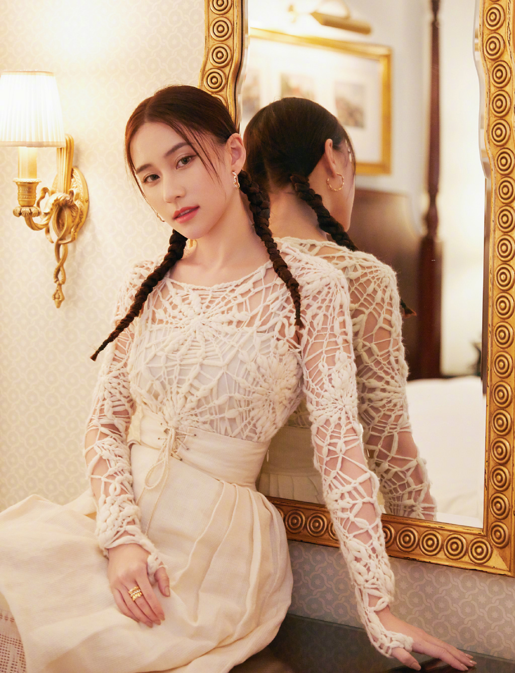 何超莲|何超莲精美壁纸:双麻花辫发型可爱甜美,镂空衣白裙优雅迷人