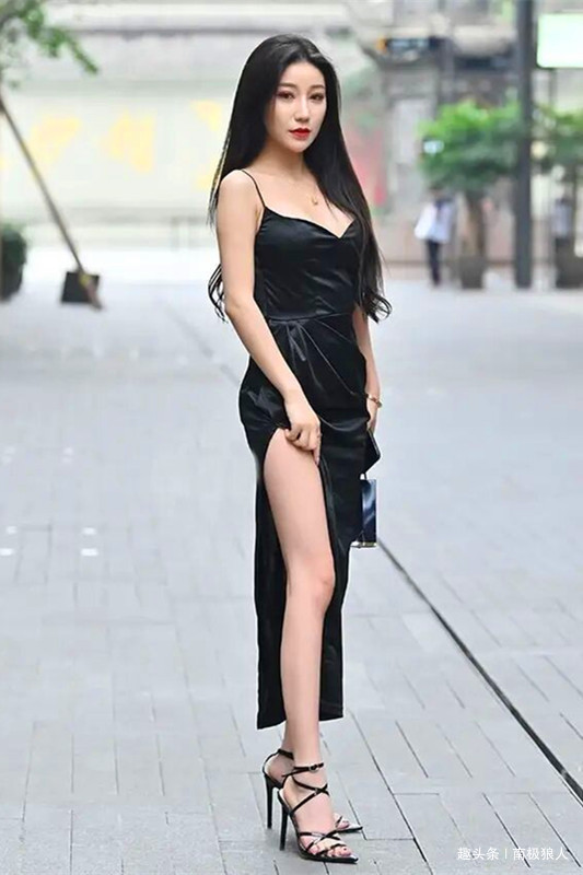 美女 精致美女搭配高跟凉鞋，显得身材高挑靓丽，展示贵气风范