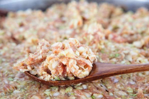 调肉馅,先放油还是先放盐大厨分享正确做法,肉馅鲜美又多汁