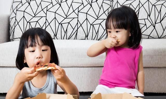 从小被“禁止”吃零食的孩子，长大会变成什么样很多父母后悔了