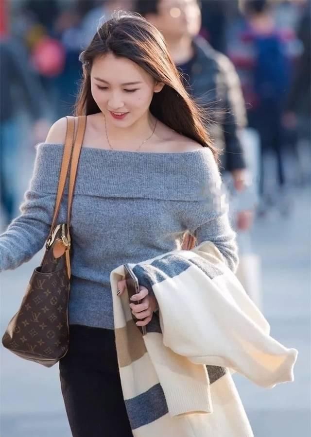 街拍美女:穿时尚露肩针织衫搭配黑色紧身牛仔裤小姐姐,知性优雅