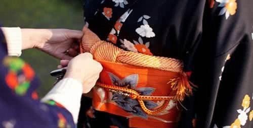 日本姑娘和服,为何后面有小枕头?看完以后你就明白了