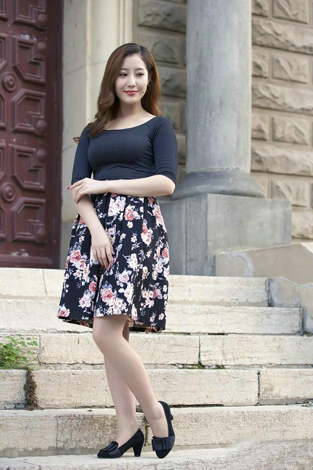 印花裙子 大龄女孩注意穿着要有品位,印花裙子的搭配不仅显年轻还有韵味