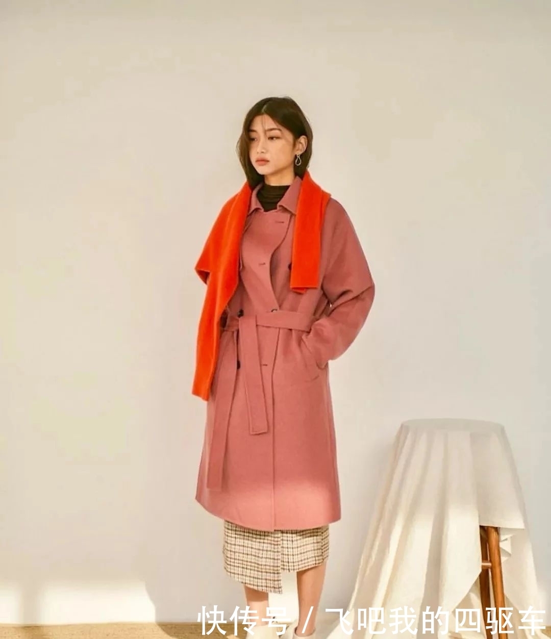 开工大吉高级穿搭!长款格纹大衣+阔腿裤霸气抢镜,帅得不可方物