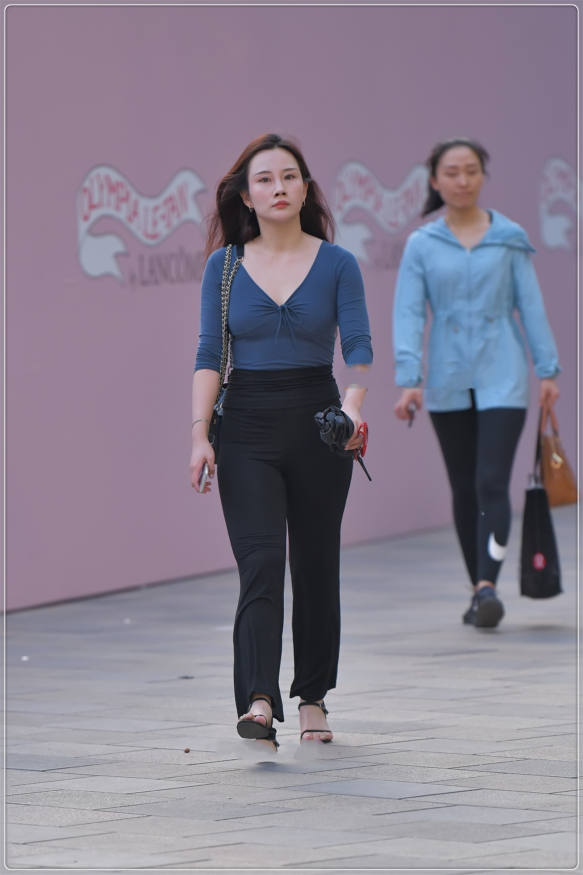 深蓝色V领修身衣搭配黑色阔腿裤,简约时尚,大方优雅