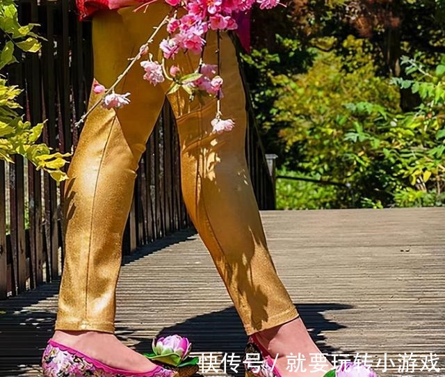 紫罗兰花园|紫罗兰花园的高跟鞋人人夸,迪士尼公主联名鞋却招人骂,也太丑了