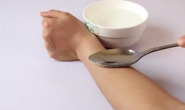 蚊子叮咬|被蚊子咬了又痒又难受,教你3招,不用买药膏,30秒快速止痒