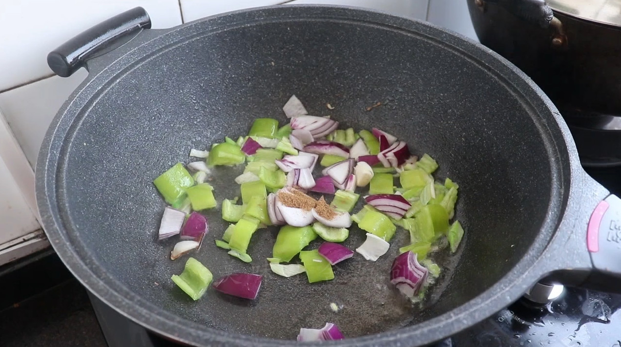 炒拉条子的家常做法,筋道爽滑,味道比饭店里的还好吃