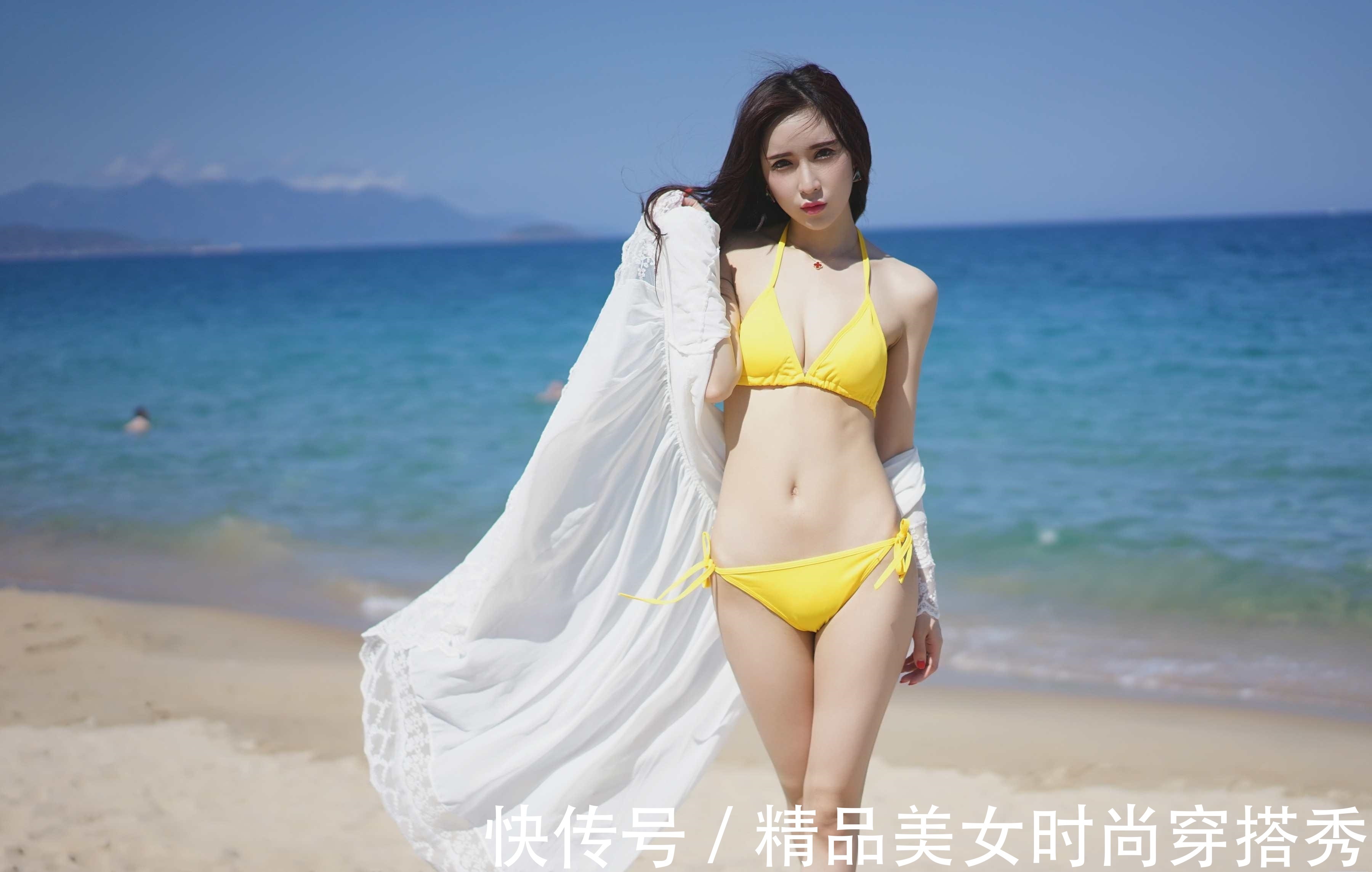 透视长衫 黄色的比基尼穿在身上吸睛时尚,外搭一件白色透视长衫,性感迷人