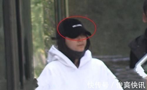 鄧超陳赫等人聊天時，鹿晗頭上的帽子尤為搶鏡，這不是那誰的？