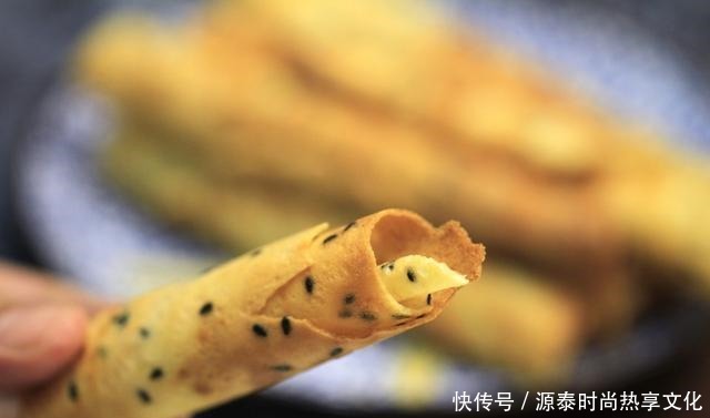 一个平底锅就能搞定的美食——脆皮芝麻蛋卷!