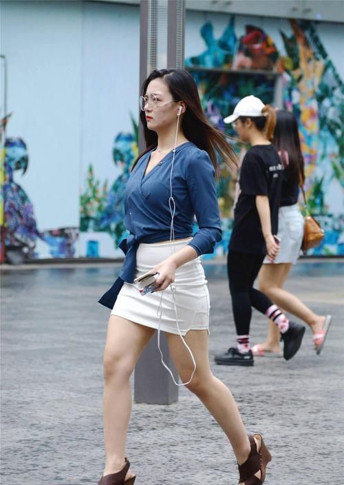 很多人觉得坡跟鞋不好看，穿着显笨拙，那是因为你没有搭配对