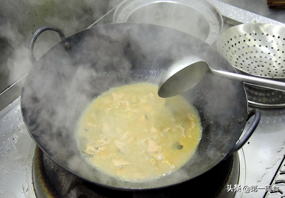 酸菜牛肉想要和饭店一样好吃，处理酸菜有技巧，做对了才酸爽嫩滑