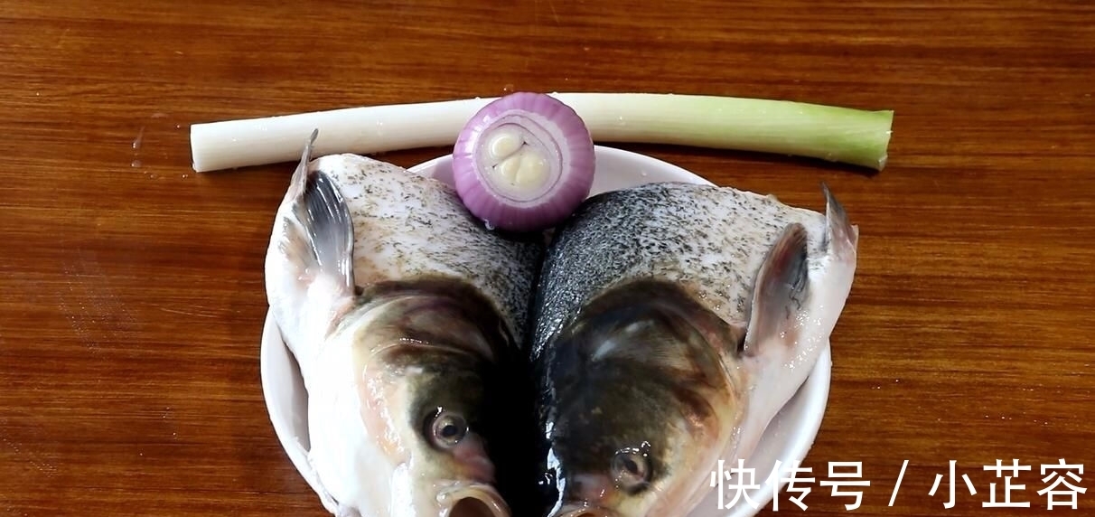 做法|教你做砂锅焗鱼头，全过程不加水，鱼肉鲜嫩入味，做法简单易学