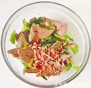 常吃|常看电脑和手机的人,这道菜要常吃,改善视力,缓解疲劳,别错过