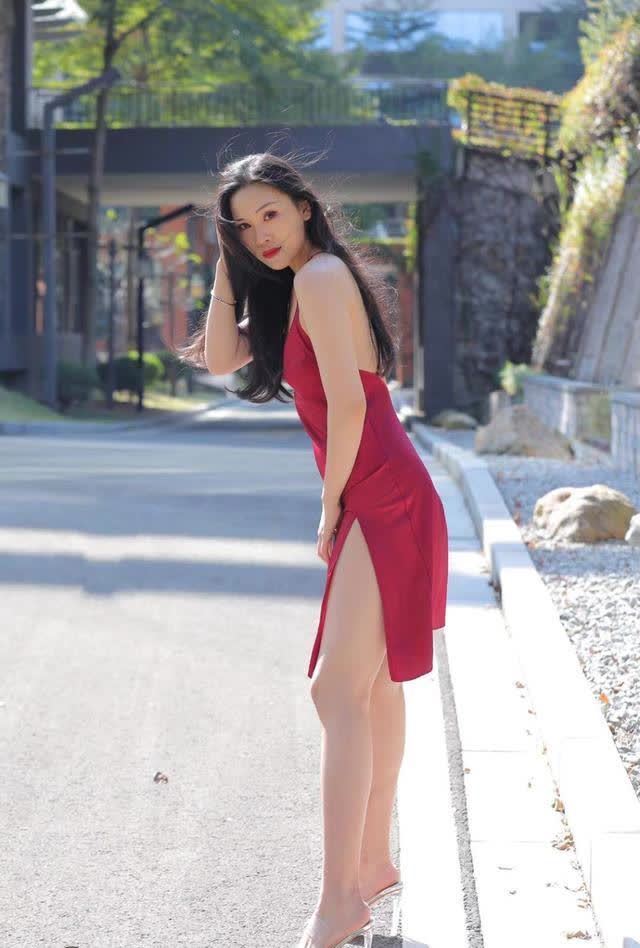 一条红色吊带连衣裙, 尽显阿娜身姿