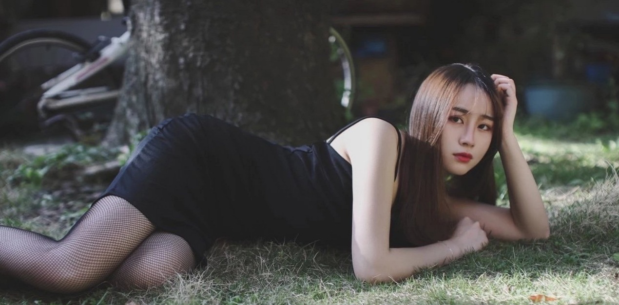 穿网袜的小姐，你也不怕地上的草扎你了！