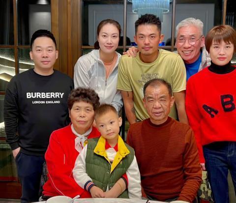 中国羽毛球队|夫妻恩爱如初!过年林丹亲自下厨做饭,搂着媳妇谢杏芳大秀恩爱