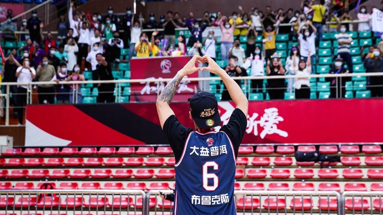 四连冠|深夜23点!广东男篮宣布一坏消息,球迷担心事情来了,杜锋没瞒住