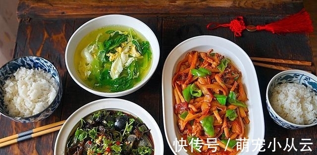 婆婆在朋友圈晒午餐,夸儿媳妇做的饭菜香又好看,网友:被馋到了