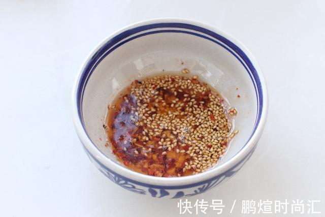 辛墨墨|鸡胸肉拌着吃，爽口开胃清香无比，高蛋白低脂肪减肥期也毫无负担