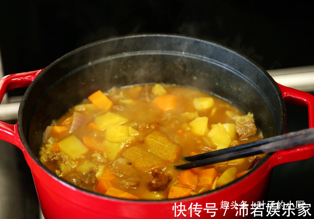 土豆炖牛肉|土豆炖牛肉，30年大厨支招只要加上此物，七大姑八大姨抢着吃