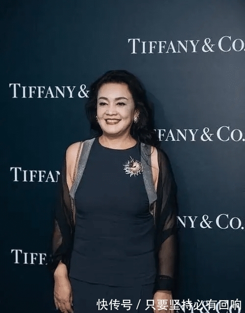 张兰|大S婆婆张兰真敢“装嫩”,63岁穿小短裙扎麻花辫,年轻20岁不止