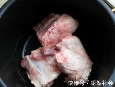 汤香浓奶|炖大骨汤时,牢记“1做2不放”,骨头汤香浓奶白味道香,无腥味